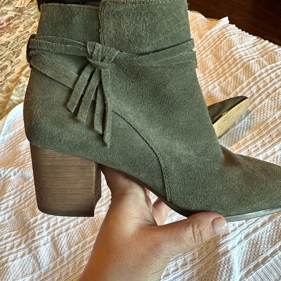 Olive green suede booties - Picture 5 of 7